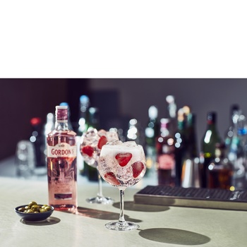 Джин Gordon's Premium Pink 37,5% 1л - купить, цены на Метро - фото 2