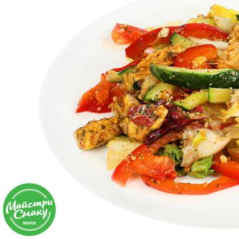 Салат з куркою та гострою горіховою заправкою - купити, ціни на NOVUS - фото 1