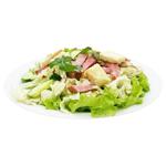 Салат с салями, пекинской капустой, огурцами и сухариками