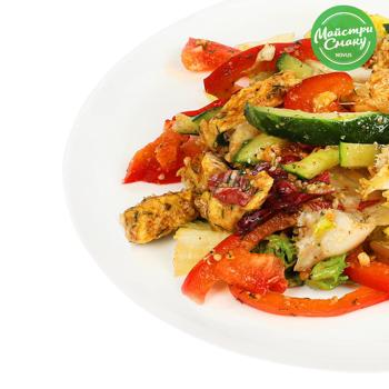 Салат с курицей и острой ореховой заправкой