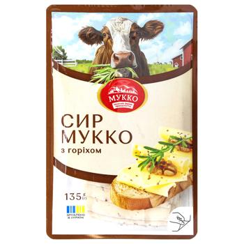 Сыр Мукко с орехом нарезанный 50,2% 135г - купить, цены на МегаМаркет - фото 1