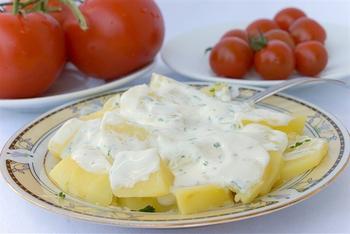 Данський картопляний салат з кропом і йогуртовою заправкою - Image