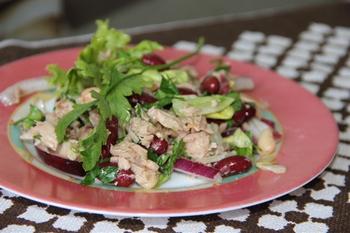 Салат из тунца с красной фасолью и овощами