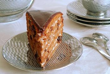 Шоколадный медовик с черносливом - Image
