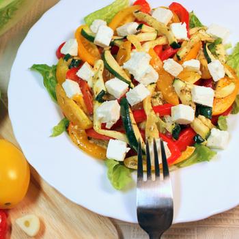 Салат из кукурузы, феты и помидоров черри