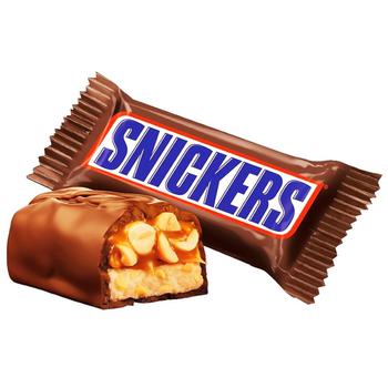 Цукерки Snickers з арахісом, карамеллю і нугою в молочному шоколаді