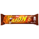 Батончик NESTLÉ® LION® з карамеллю і пластівцями 42г